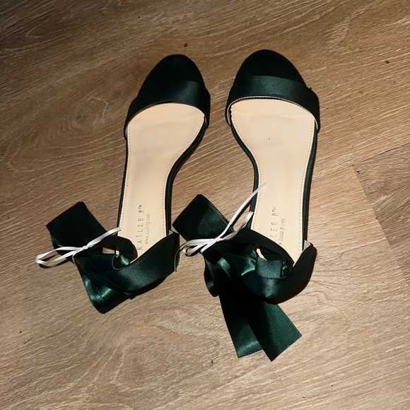 Chic Kailee P Satin Bow Heels in Deep Hunter Green Size 8. NWT - Picture 4 of 7